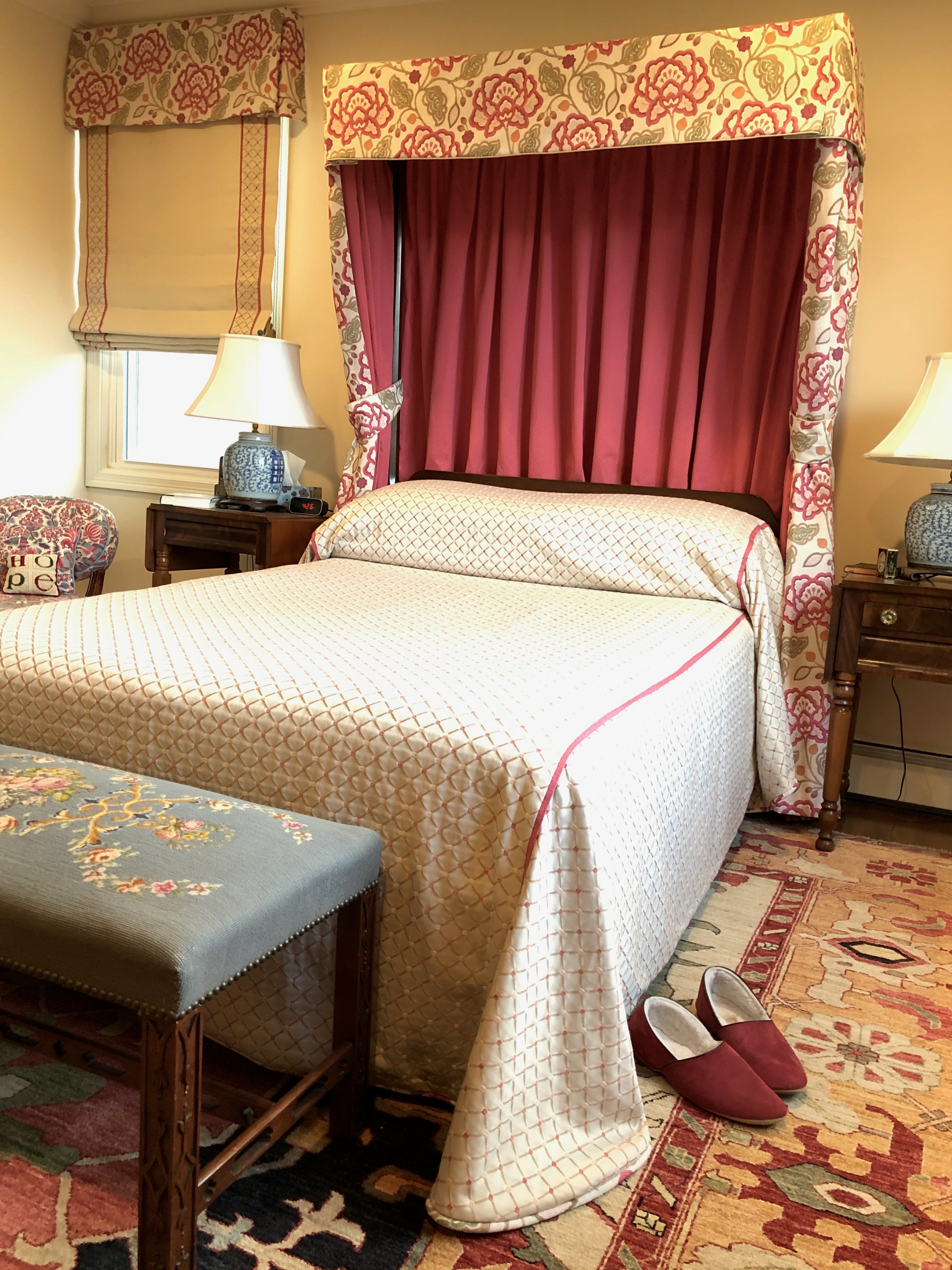 Half tester bed with floral canopy, spread and coordinating shade